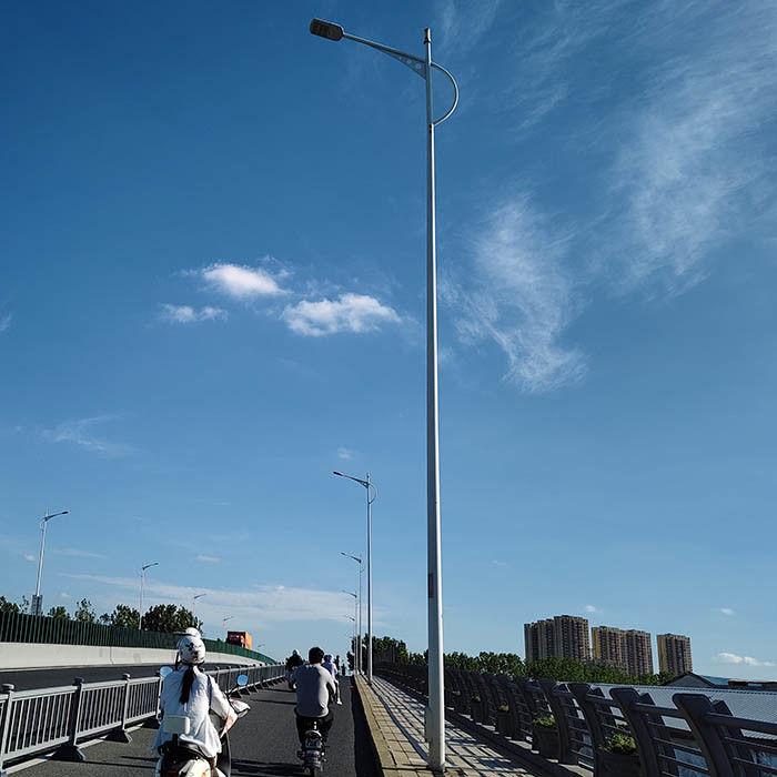 Hot Dip Galvanized Steel Street Light Pole cho các giải pháp chiếu sáng ngoài trời có thể tùy chỉnh trong hình dạng hình nón / đa giác / tròn