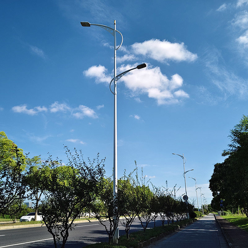 Thép kẽm đơn hoặc hai cánh tay 20 feet đường phố đèn cột với sơn