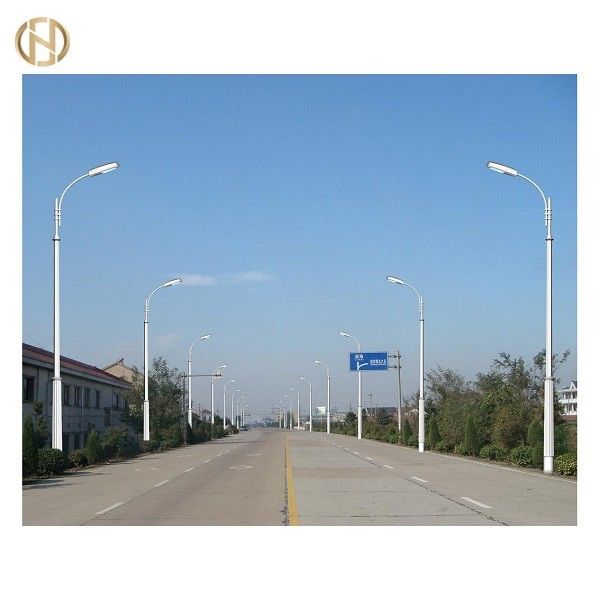 Một cánh tay ống thép có thể tùy chỉnh điện đường phố đèn cột với Hot-Dip Ống mạ